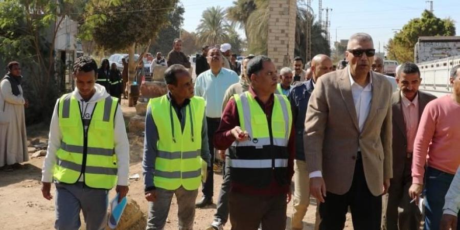 محافظ أسوان يتفقد الأعمال الجارية بمشروع رصف طريق إدفو / مرسى علم