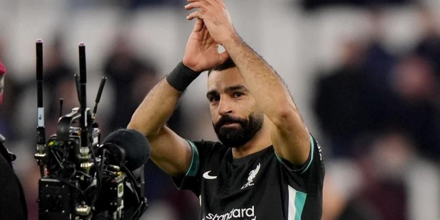 محمد صلاح يهدي قميصه لمحلل بي إن سبورت بين شوطي مباراة ليفربول ووست هام (فيديو) - كورة نيوز