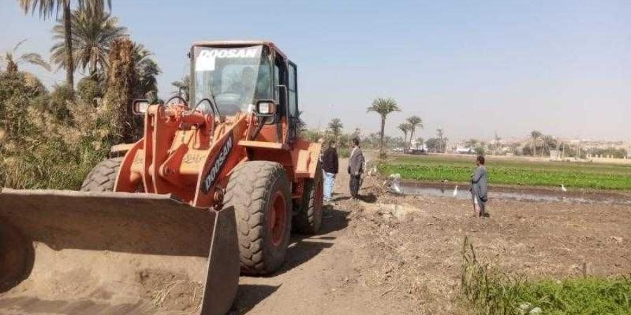 محافظ أسيوط: رفع 80 طن مخلفات ترع ومصارف بقرية المطمر بساحل سليم والدوير بمركز صدفا