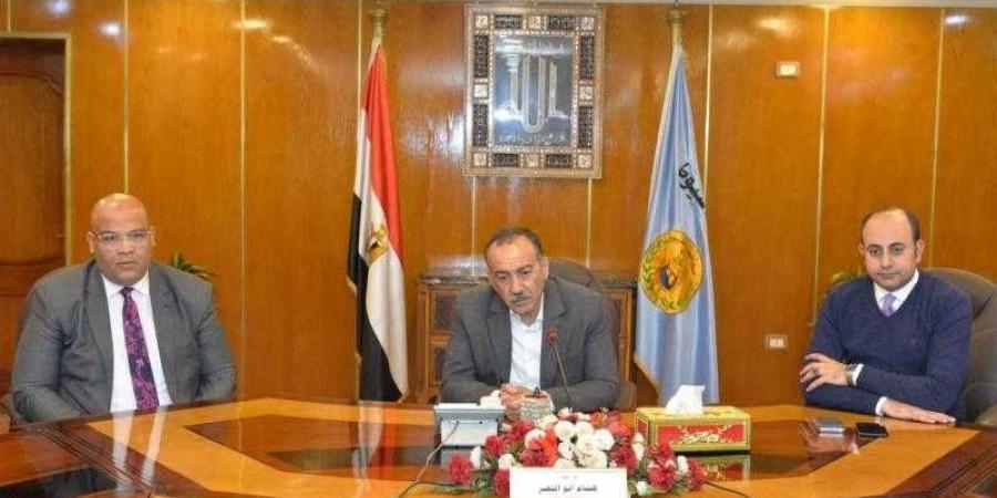 محافظ أسيوط يعقد اجتماعاً لاستعراض تفاصيل إنشاء مصنعاً بتكنولوجيا متطورة لمعالجة وتدوير المخلفات البلدية