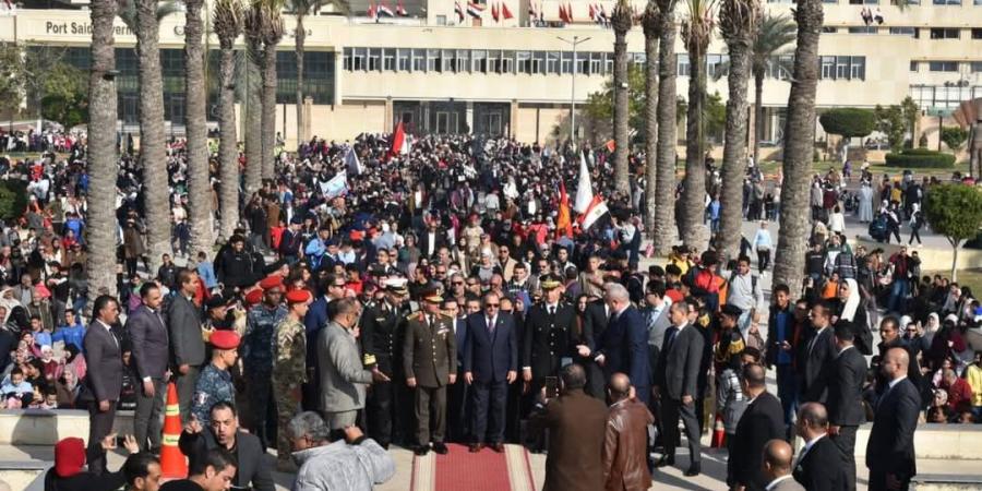 محافظ بورسعيد يضع إكليلا من الزهور على النصب التذكاري احتفالا بالعيد القومي.. صور