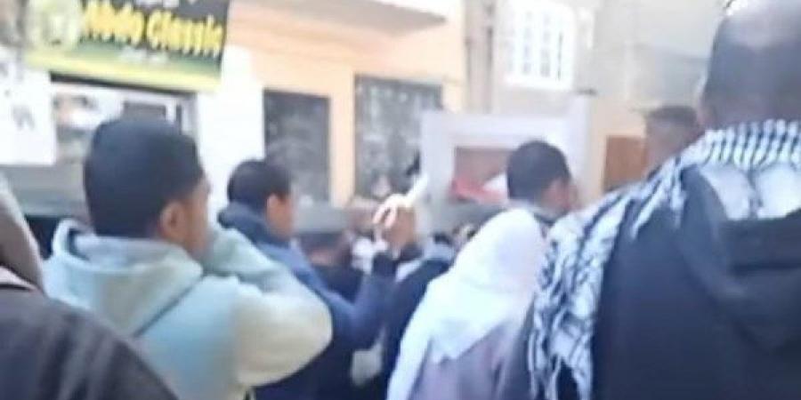 جنازة مهيبة.. المئات يشيعون أم و 5 من ابنائها ماتوا نتيجة تسريب غاز في الفيوم - كورة نيوز