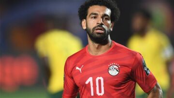 هل اعتنق محمد صلاح المسيحية؟ فيديو مثير للجدل يشعل مواقع التواصل الاجتماعي حول “علامة الصليب”